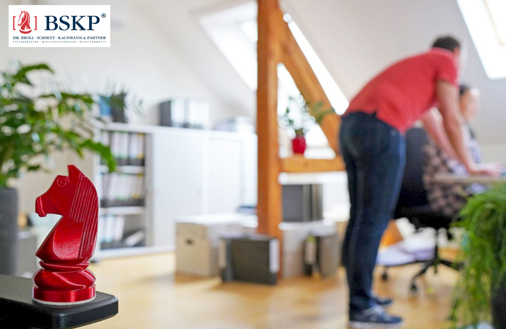 Schachfigur als Symbol f&uuml;r Strategie im B&uuml;ro.