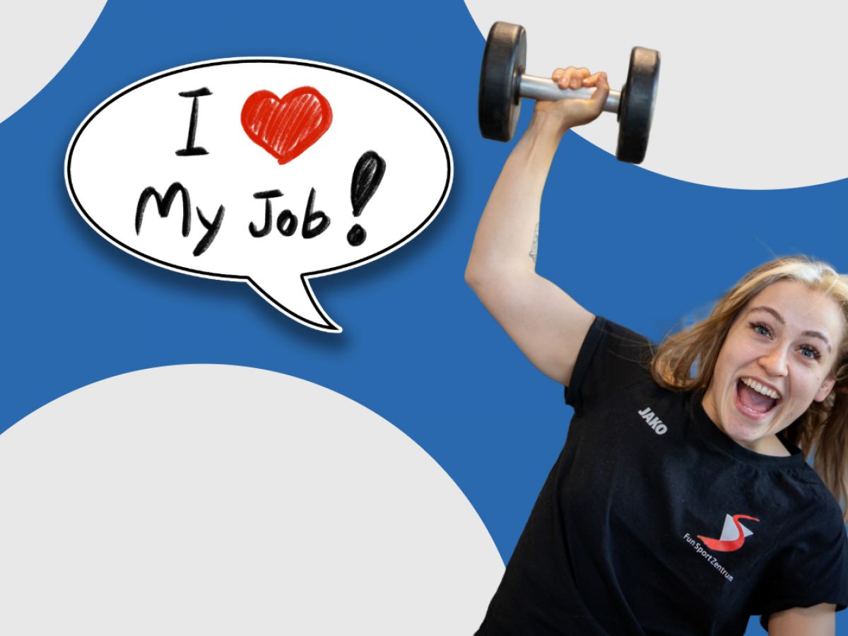 Person hebt eine Hantel &uuml;ber den Kopf und l&auml;chelt.