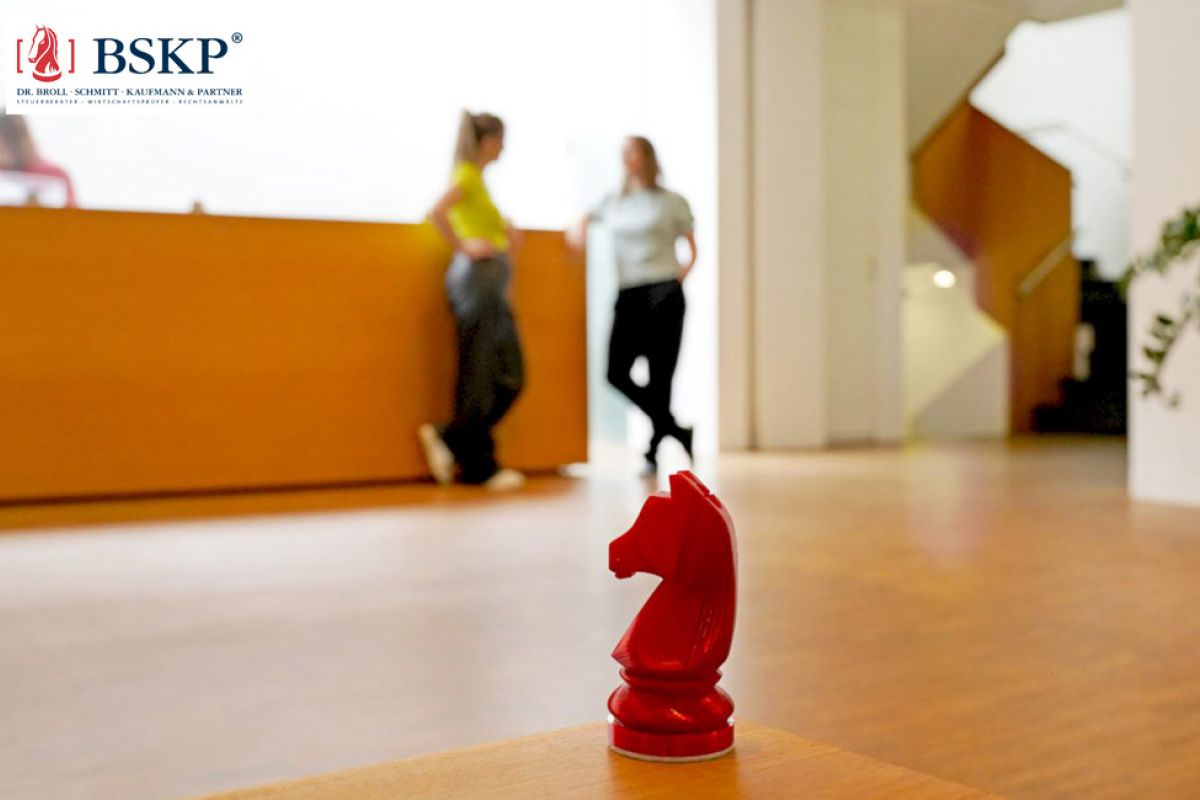 Schachfigur als Symbol für Strategie im Büro.