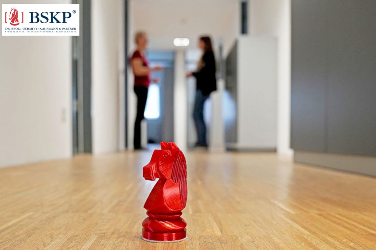 Schachfigur als Symbol für Strategie im Büro.