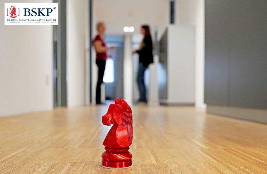 Schachfigur als Symbol f&uuml;r Strategie im B&uuml;ro.