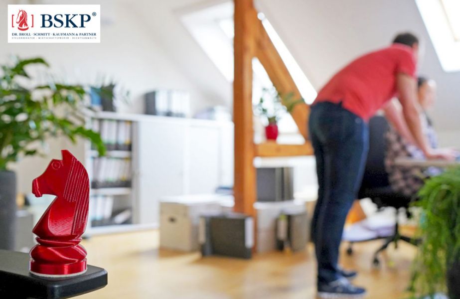 Schachfigur als Symbol f&uuml;r Strategie im B&uuml;ro.