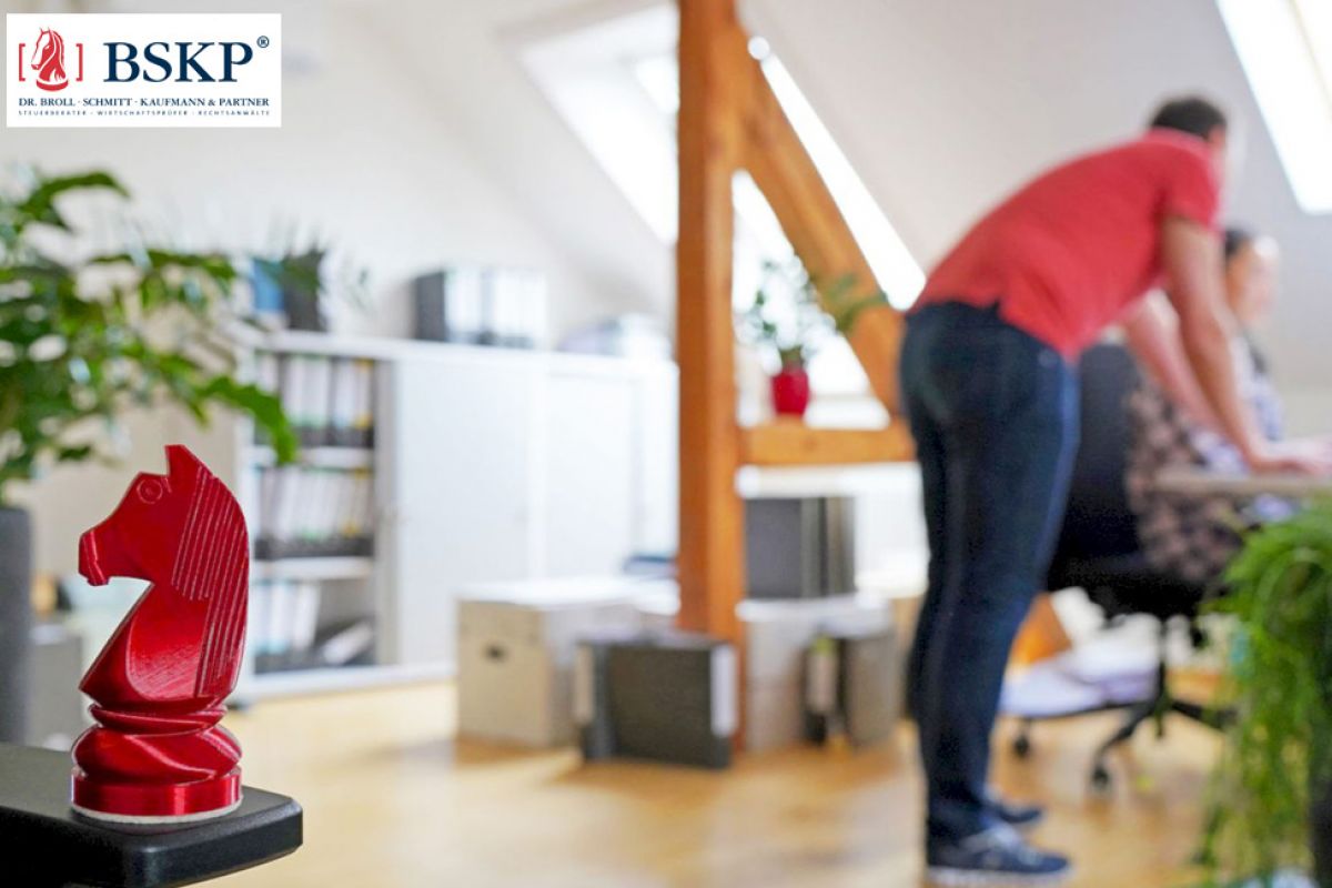 Schachfigur als Symbol f&uuml;r Strategie im B&uuml;ro.