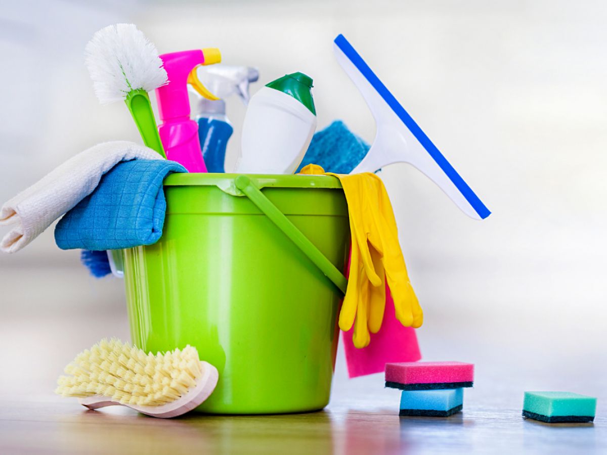 Reinigungsutensilien in einem Eimer.